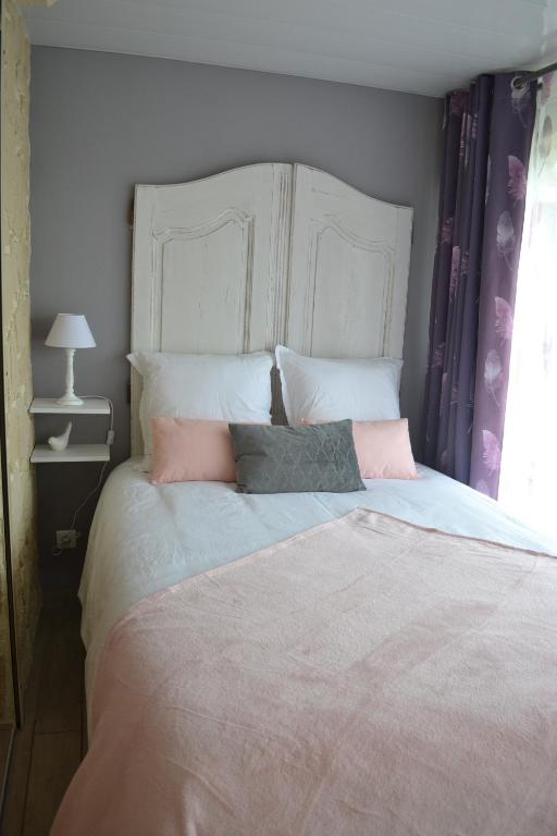 卡佩斯唐L'instant Canal的卧室配有一张带粉红色枕头的大床