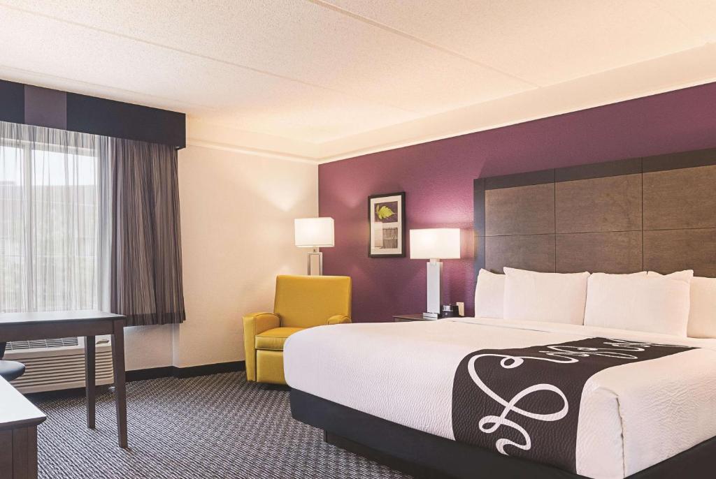 亚特兰大普瑞米特医疗中心拉金塔套房酒店客房内的一张或多张床位
