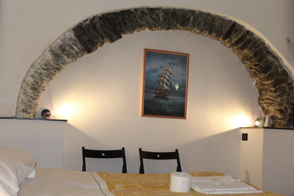 韦尔纳扎enrica barrani room的配有桌椅和拱门的房间