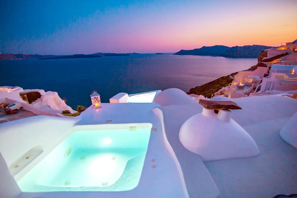 伊亚Onar Villas - Onar Hotels Collection的海滩边的白色浴缸