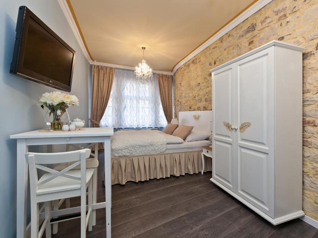 布拉格大教堂布拉格公寓酒店的客房设有床、书桌和窗户。
