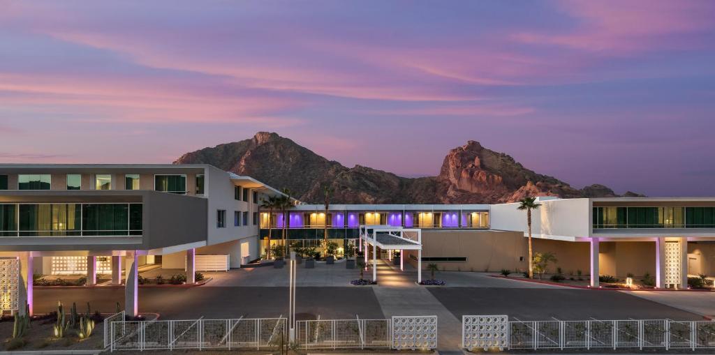 斯科茨Mountain Shadows Resort Scottsdale的享有背景山景的建筑景致