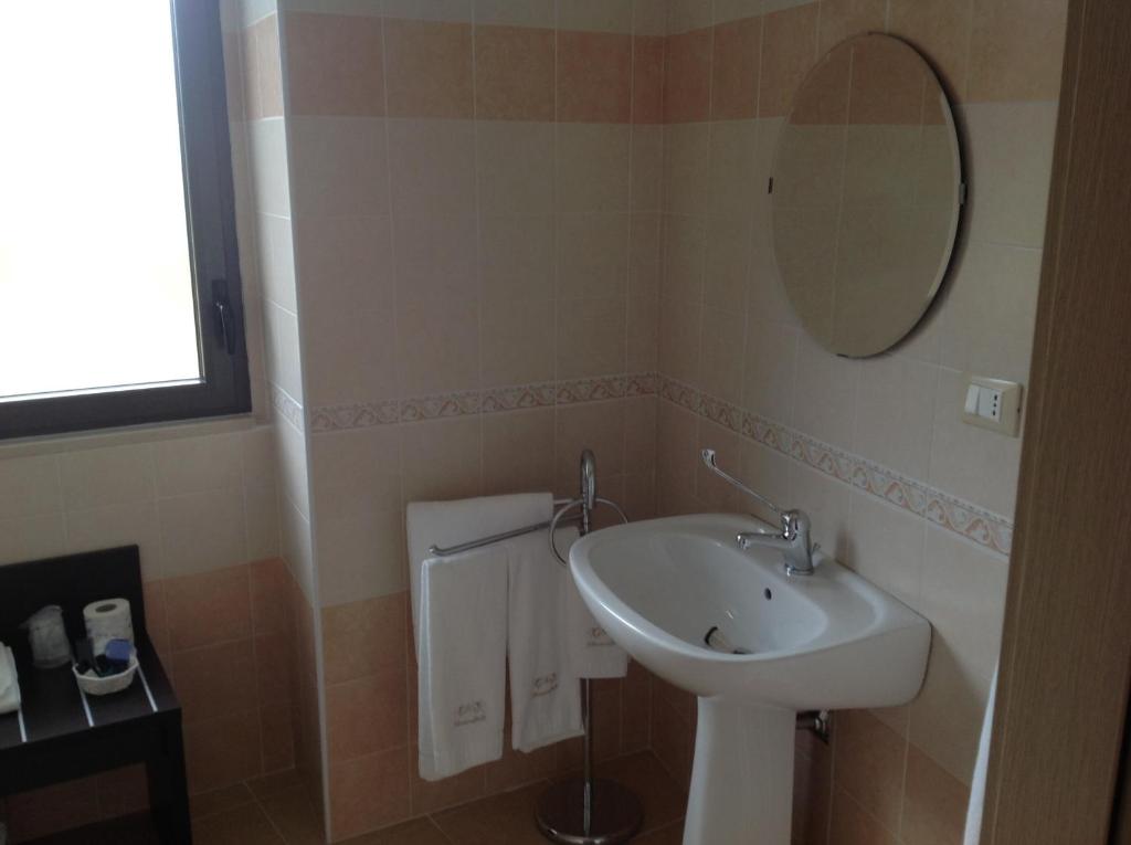 CastelmauroPARCO DELLE STELLE的一间带水槽和镜子的浴室