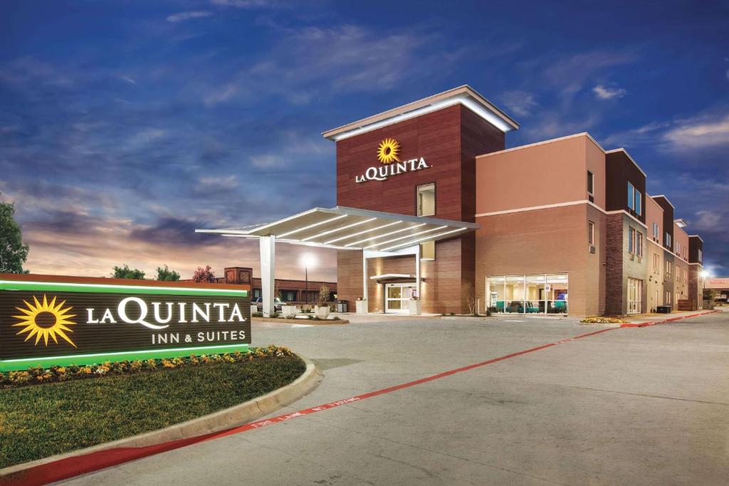 加兰La Quinta by Wyndham Dallas Northeast-Arboretum的前面有标志的建筑