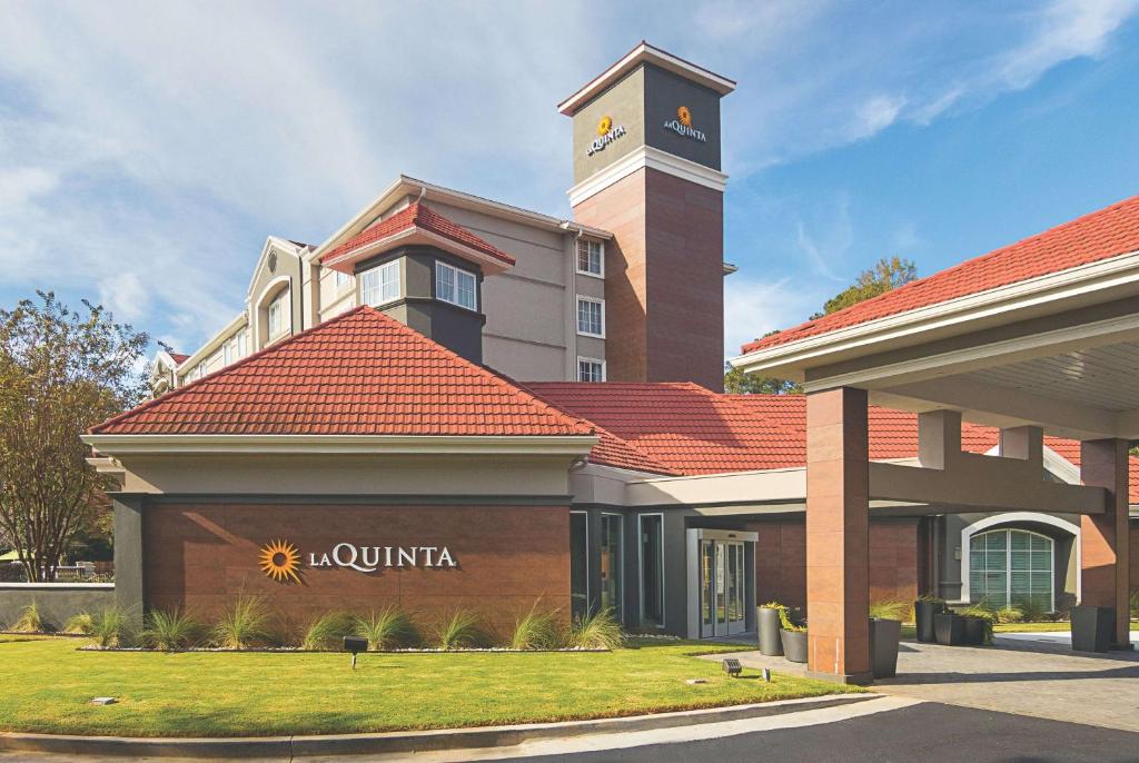 科尼尔斯La Quinta by Wyndham Atlanta Conyers的一座建筑的顶部有一个钟楼