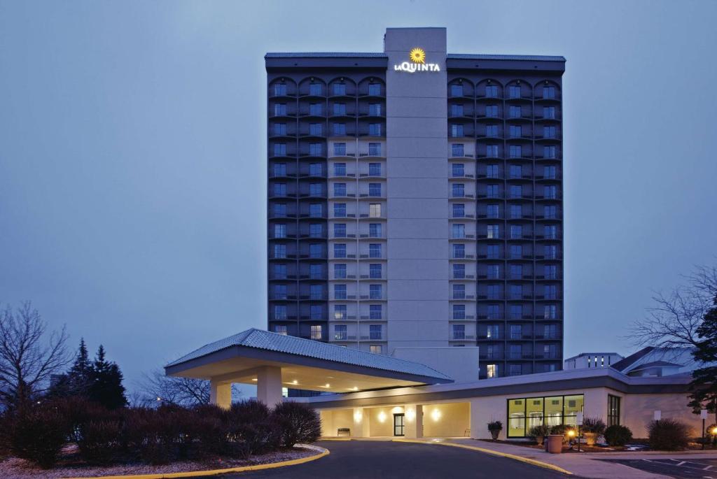 布卢明顿明尼阿波利斯布卢明顿西区拉昆塔套房酒店的建筑顶部有标志的酒店