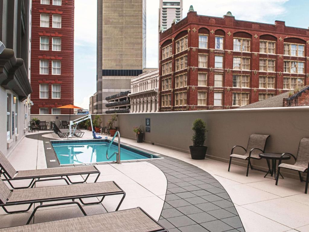 新奥尔良新奥尔良市中心拉金塔套房酒店的一座带游泳池的屋顶露台