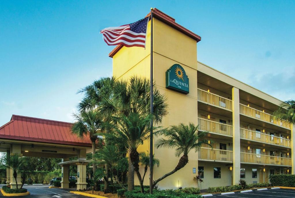 西棕榈滩西棕榈滩 - 佛罗里达收费公路拉金塔酒店的前面有美国国旗的酒店