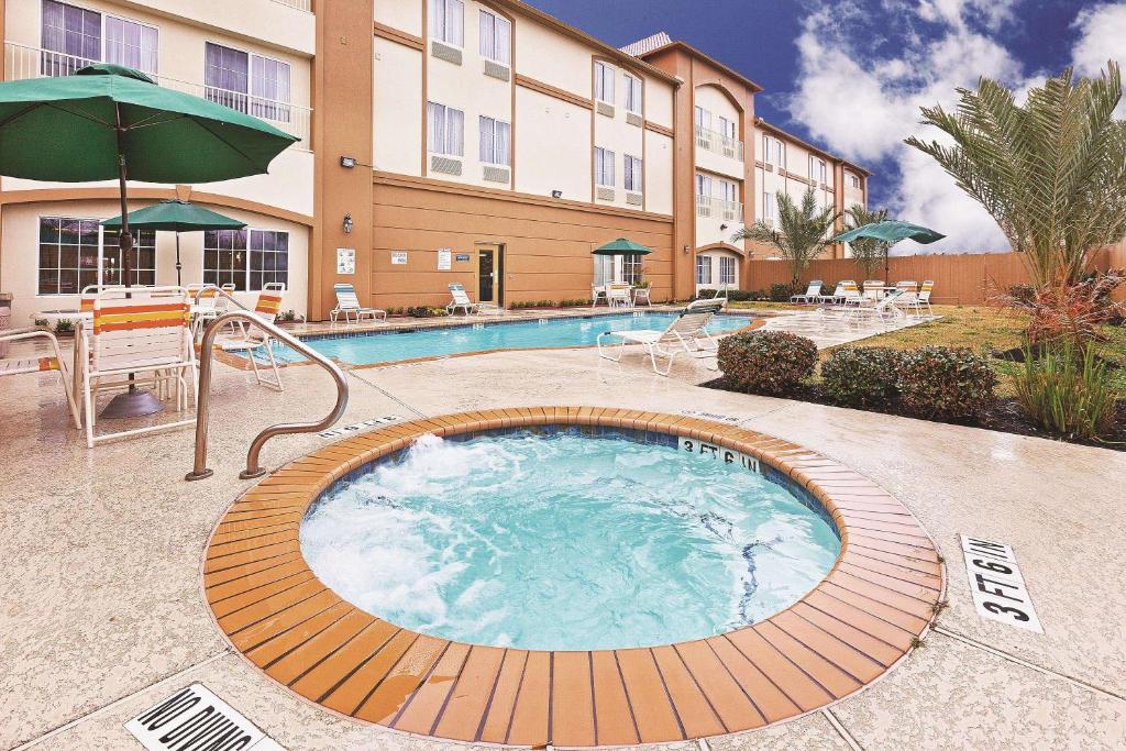 休斯敦霍比机场拉金塔旅馆及套房内部或周边的泳池