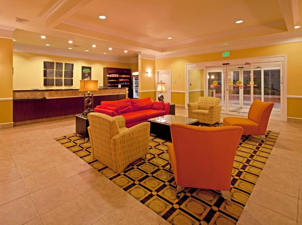 莫比尔莫比尔提尔曼之角拉金塔旅馆及套房的客厅配有红色的沙发和椅子