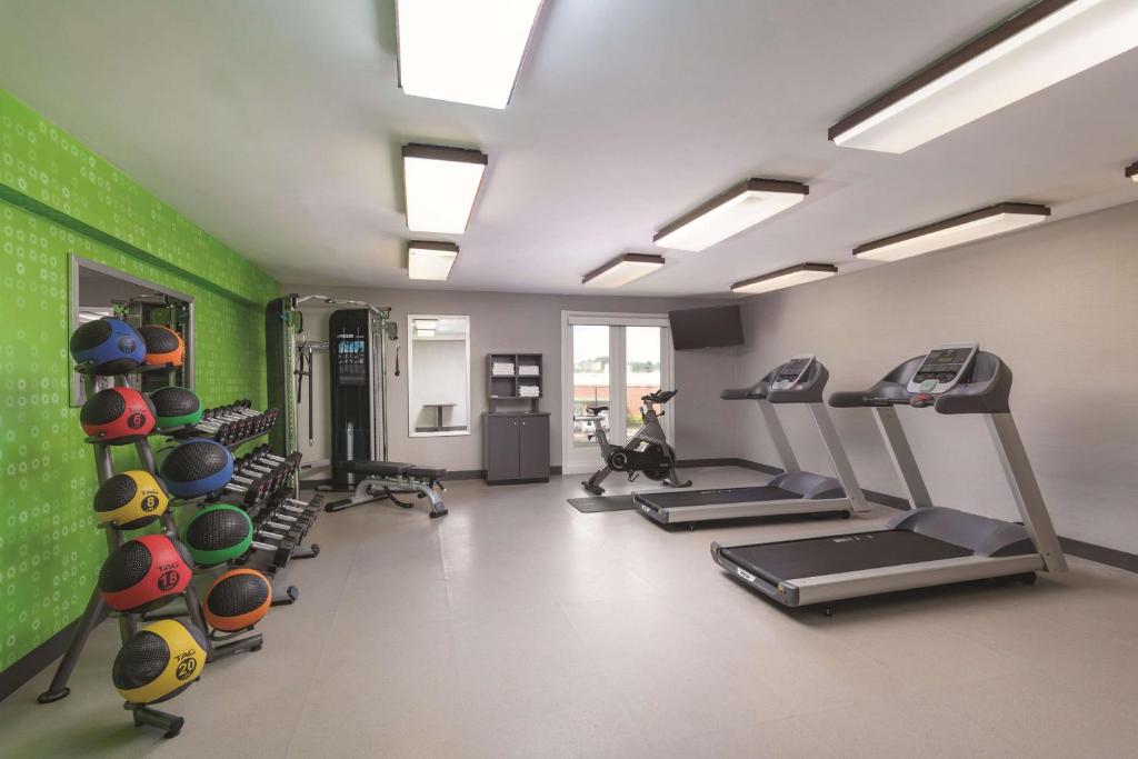 亚特兰大亚特兰大南机场拉昆塔酒店的健身房里设有数台跑步机和机器
