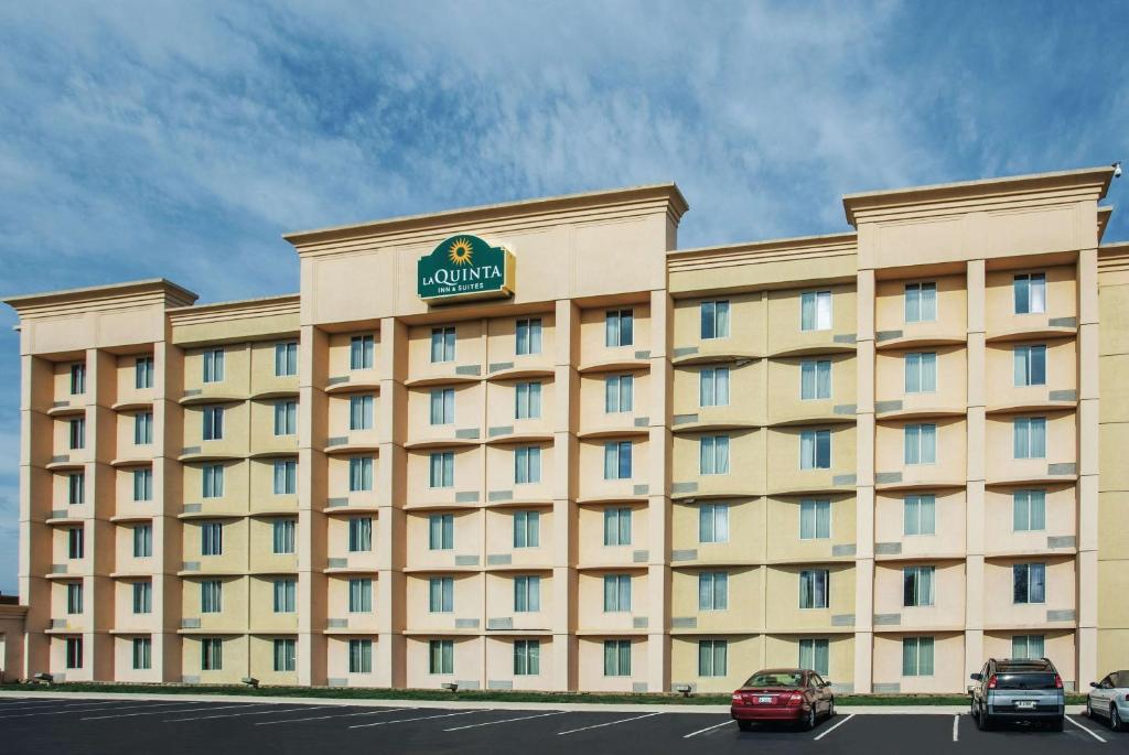 印第安纳波利斯南印第安纳波利斯拉金塔旅馆及套房的一间大型酒店,上面有标志