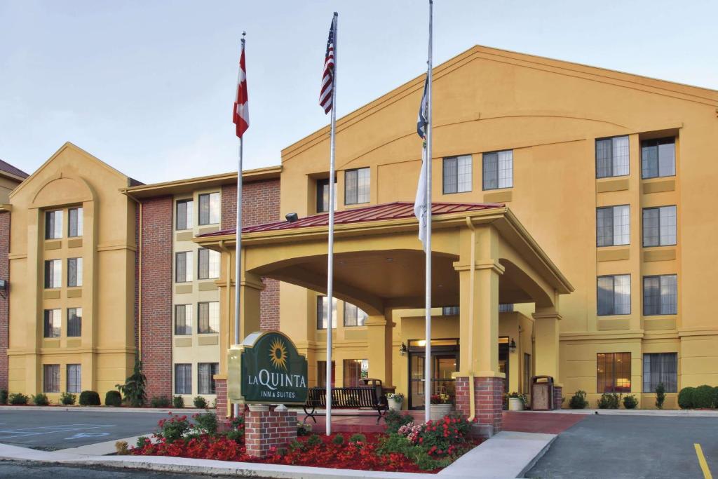 萨默斯维尔La Quinta Inn & Suites - New River Gorge National Park的酒店前方的 ⁇ 染