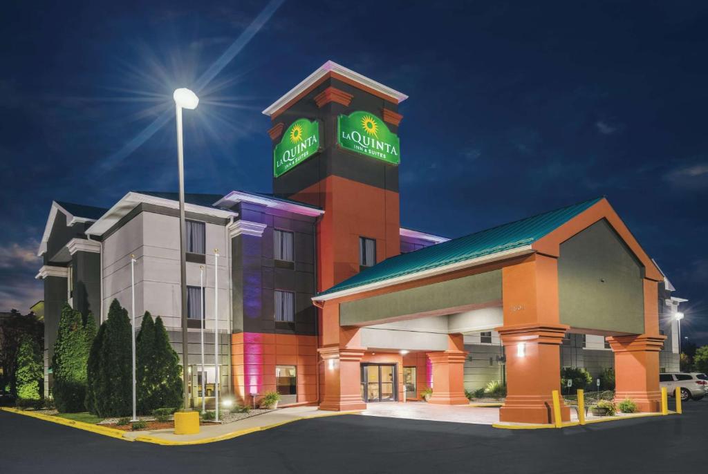 路易斯威尔La Quinta Inn & Suites by Wyndham Louisville East的建筑顶部有护卫标志的酒店