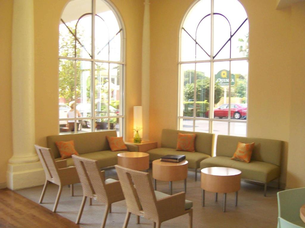 萨拉索塔萨拉索塔市中心拉金塔旅馆及套房酒店的带沙发、椅子和窗户的客厅