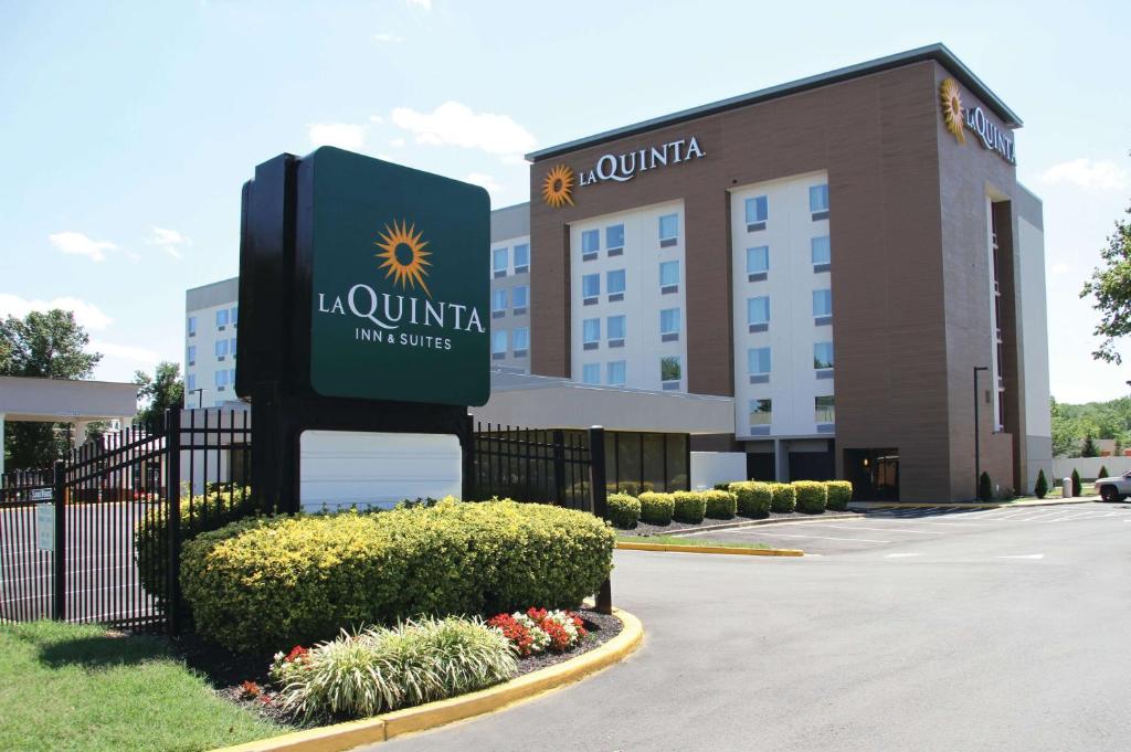 国会山高地La Quinta Inn & Suites by Wyndham DC Metro Capital Beltway的建筑前有标志的酒店