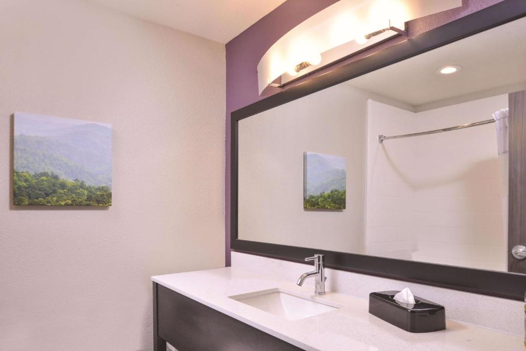 费耶特维尔费耶特维尔拉金塔酒店的一间带水槽和大镜子的浴室