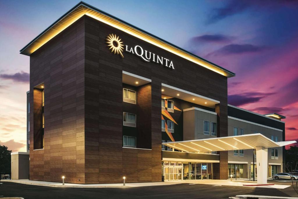 麦克多诺La Quinta Inn & Suites by Wyndham Atlanta South - McDonough的建筑的 ⁇ 染
