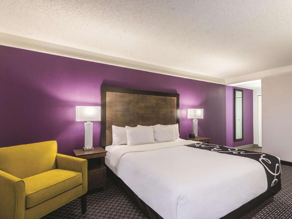 沙伦维尔辛辛那提沙伦维尔拉金塔旅馆及套房的一间卧室配有一张大床和一张黄色椅子