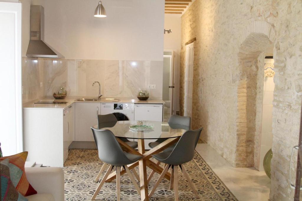 麦地那西多尼亚Casa Atahona - Casita con Encanto的一间厨房,里面配有桌椅