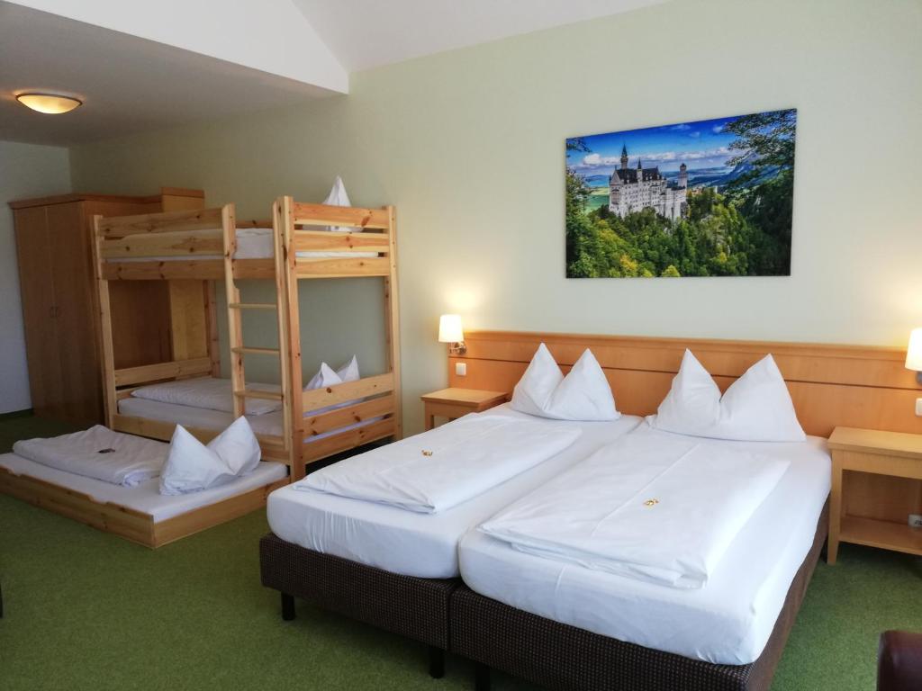 埃尔丁那摩霍夫酒店的酒店客房 - 带2张床和1张双层床