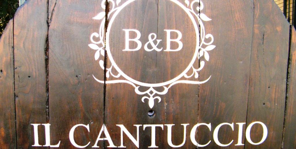 丰迪B&B Il Cantuccio的木桶,上面标有bc l 食堂的标志
