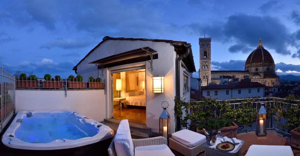 佛罗伦萨Brunelleschi Hotel的酒店客房的阳台设有热水浴缸