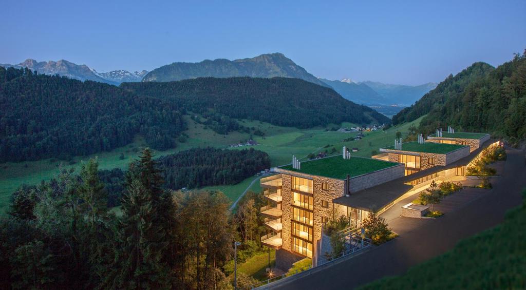 比尔根山Bürgenstock Residences Suites的享有山景的建筑空中景观