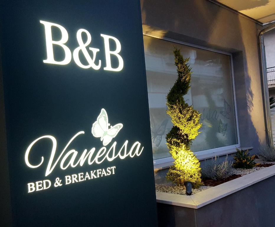 阿尔巴·阿德里亚蒂卡B&B Vanessa的一张标牌上面写着bbc vancouver住宿加早餐酒店