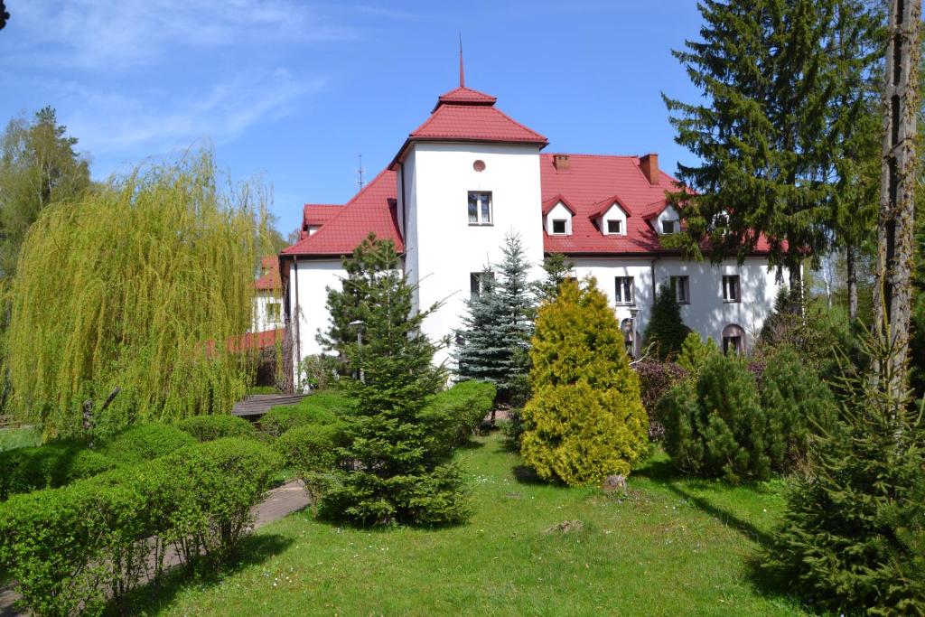 圣凯瑟琳Jodełka的一座大型白色房屋,设有红色屋顶