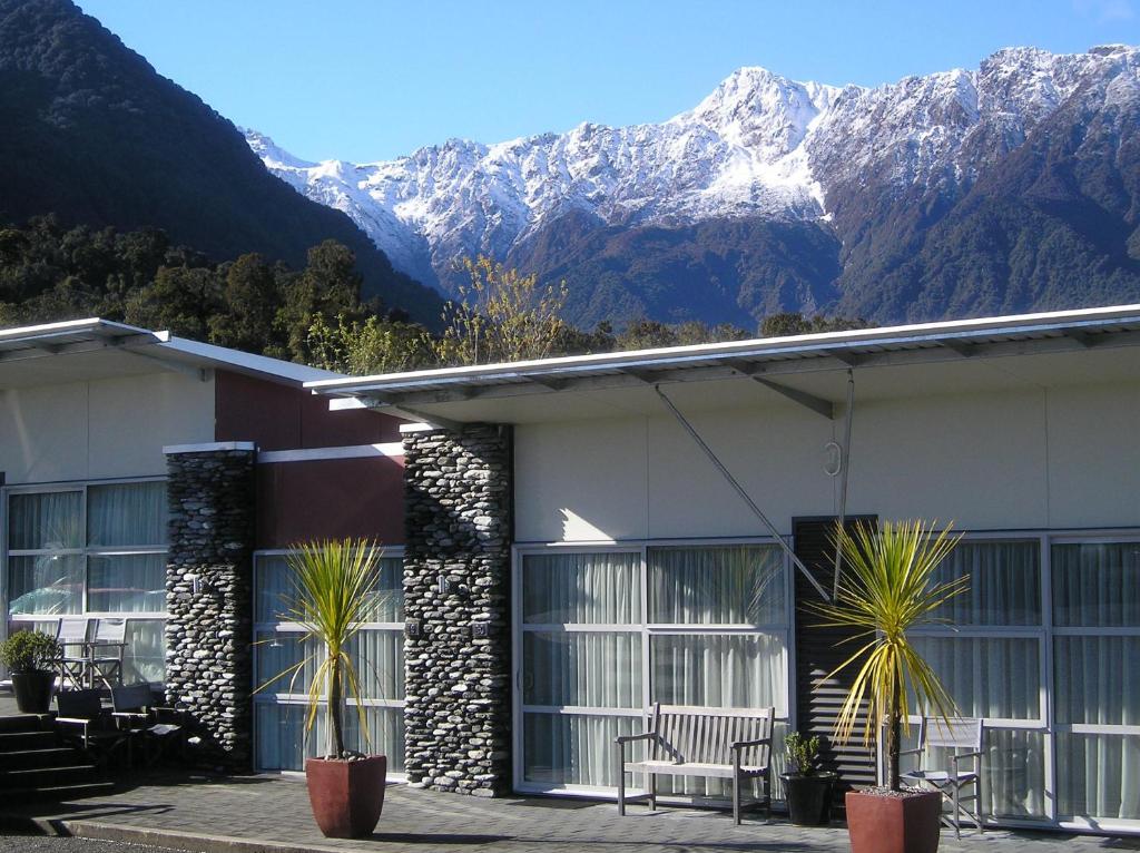 福克斯冰川韦斯赫温汽车旅馆的一座有雪覆盖的山丘的建筑