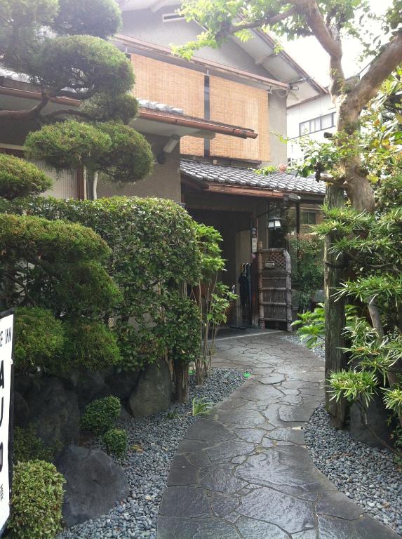 京都洛顶旅馆的日式花园,在大楼前设有人行道