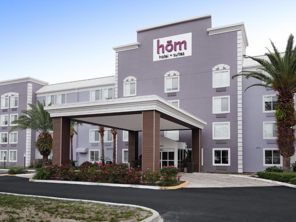 盖恩斯维尔HoM, A Trademark Collection Hotel的上面有h旅馆标志的酒店大楼