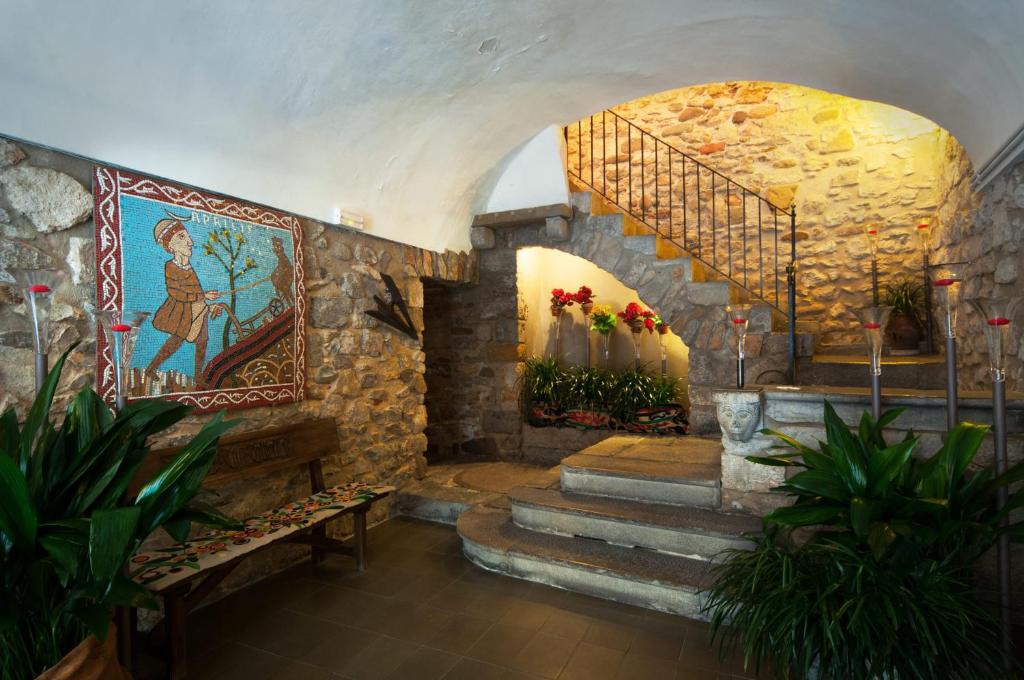 赫罗纳贝尔美瑞膳食公寓酒店的墙上和楼梯上都有一幅画作的房间