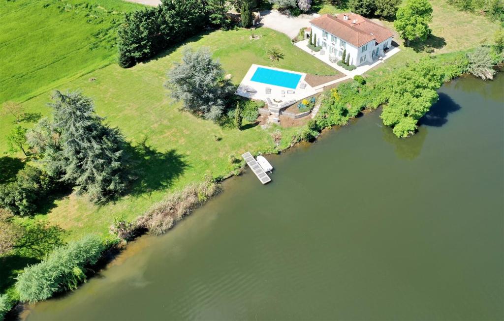 Le Temple-sur-LotDomaine du Beau Rivage的水面上岛上房屋的空中景观