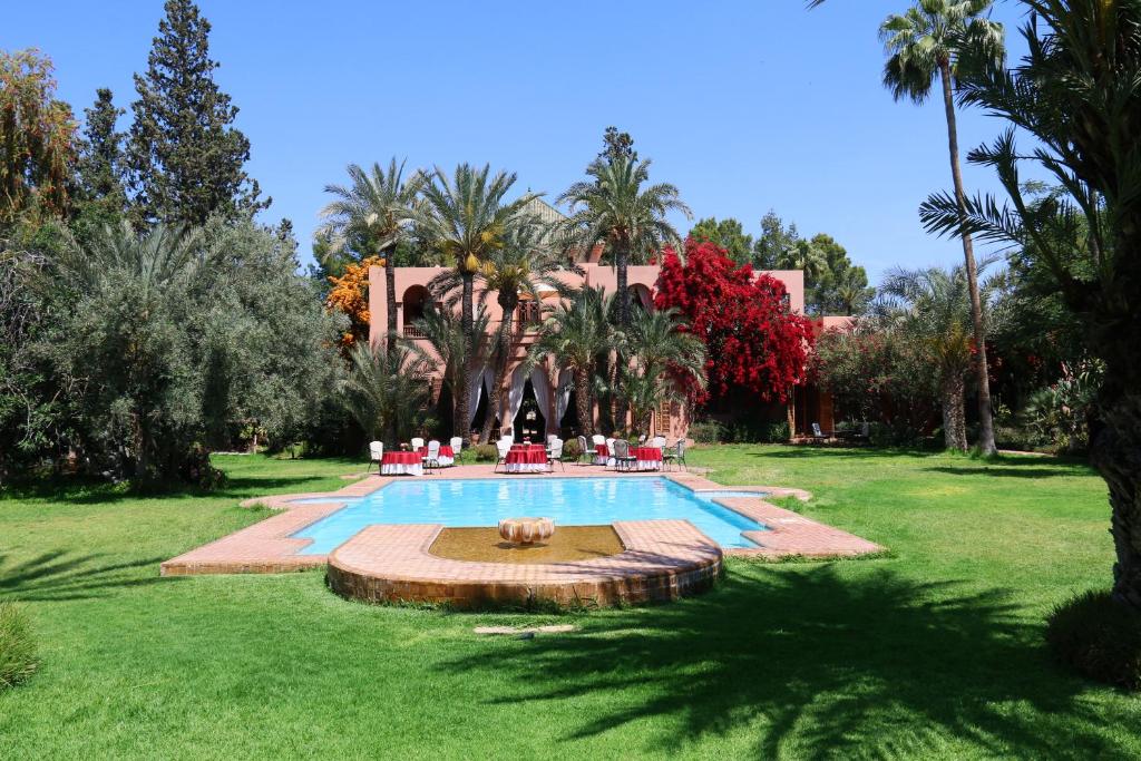 马拉喀什达艾尼文花园酒店&鸟类动物园 的庭院中间的游泳池