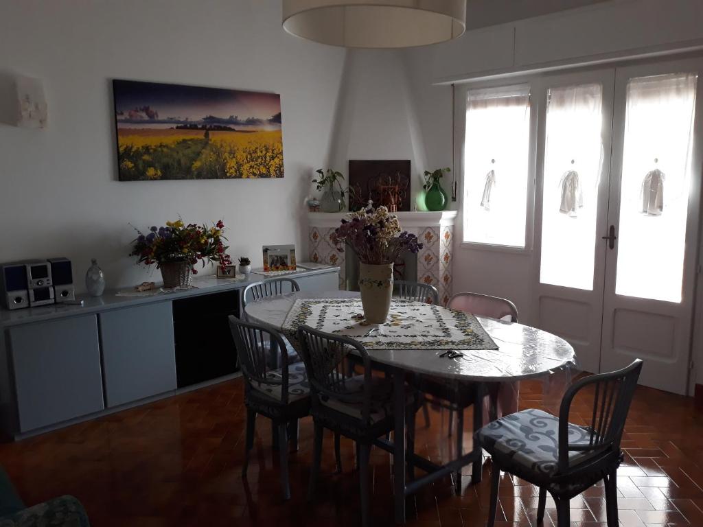 阿尔贝罗贝洛Il Ciclamino的带桌椅的厨房、带桌子的厨房和厨房。