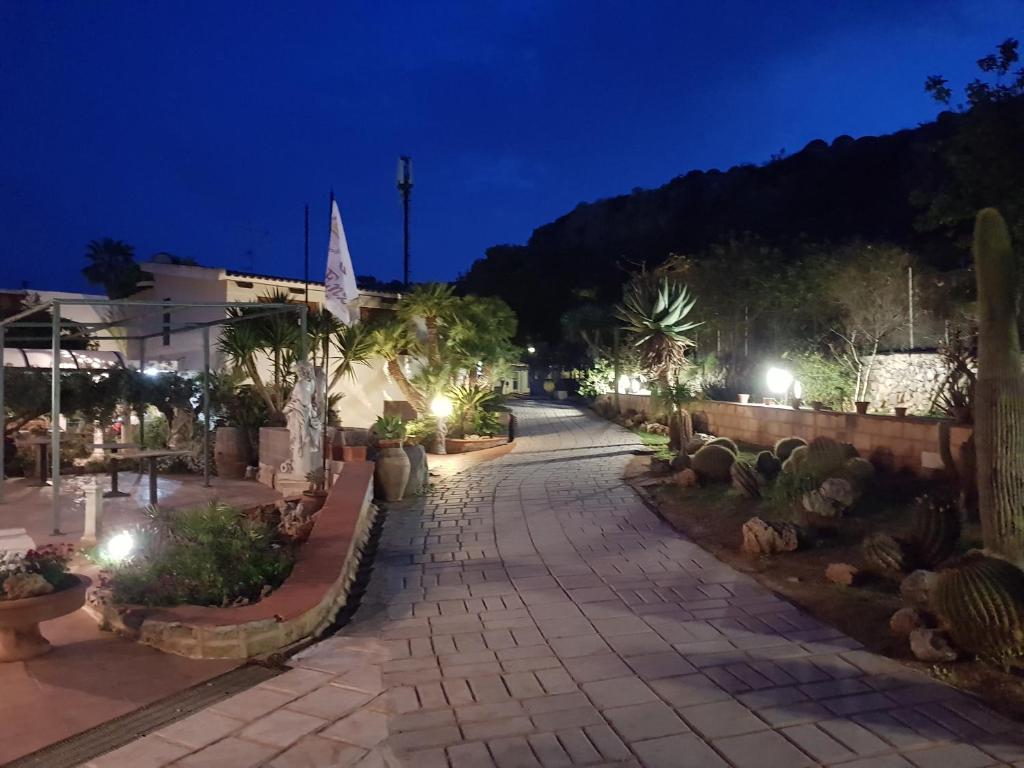 圣维托罗卡波Federico Re的夜间有植物和灯光的走道