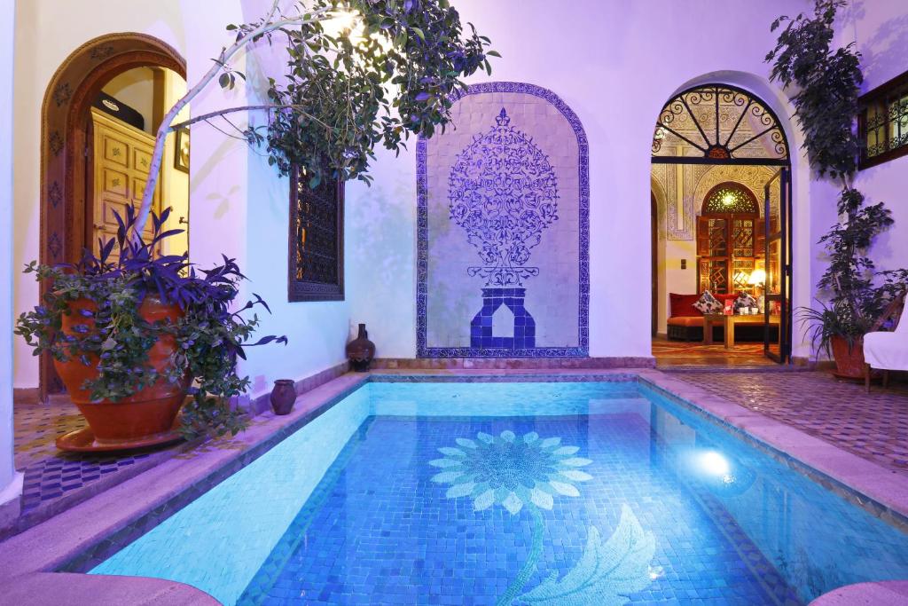 马拉喀什Riad Daria Suites & Spa的一间房子,在房间内有游泳池