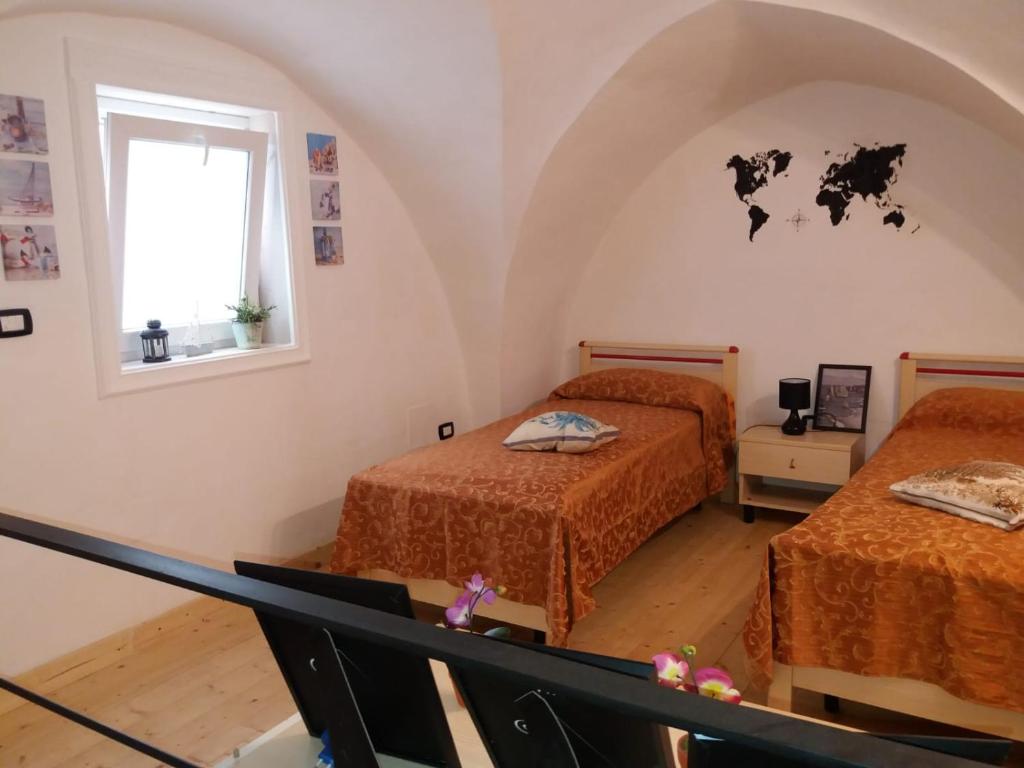 萨利切萨伦蒂诺ImPerfect Home的客房设有两张床和窗户。