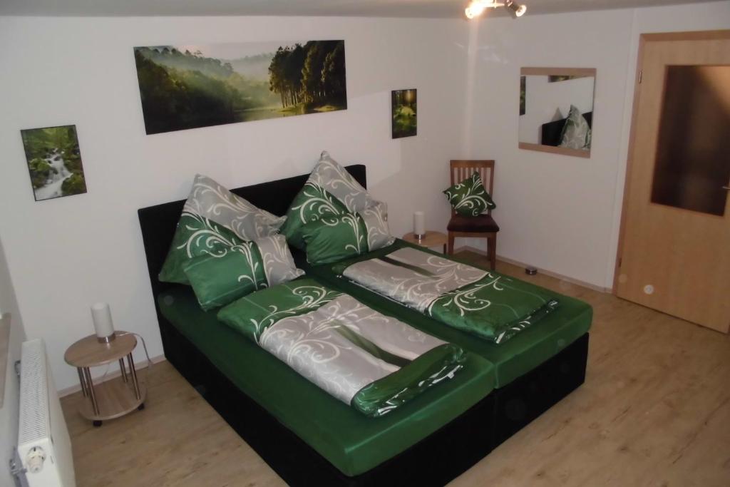 RiethGasthaus Beyersdorfer的客厅里绿沙发