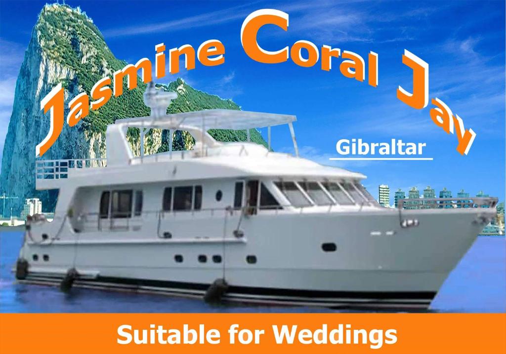 直布罗陀JASMINE CORAL JAY Boutique Boatel Ocean Village的一条白色的船,上面有果酱珊瑚和刺 ⁇ 