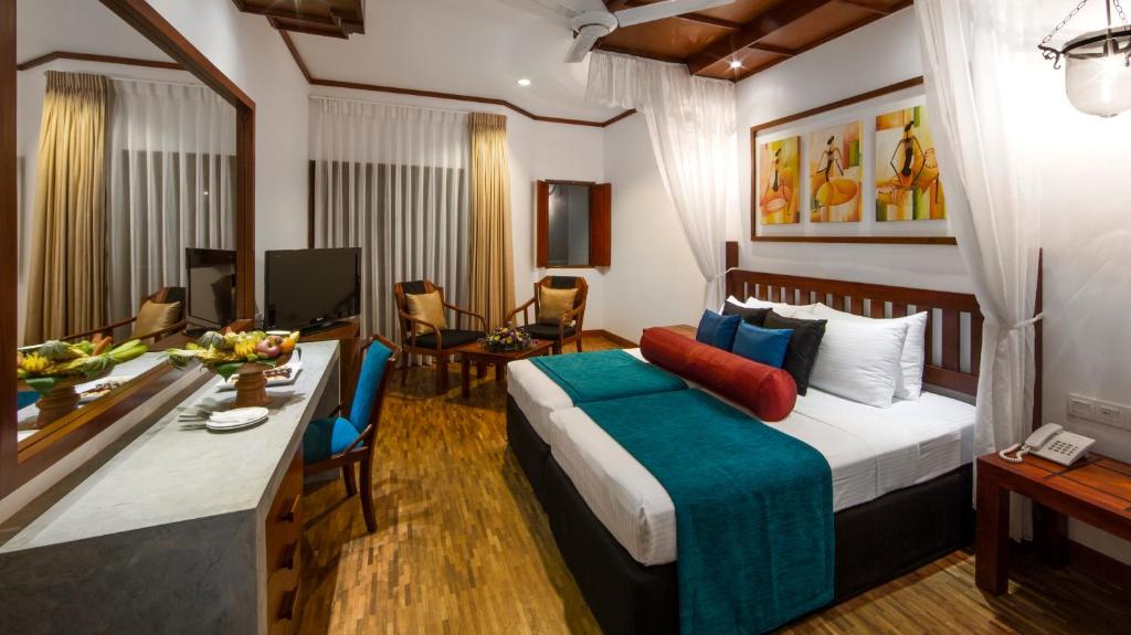 卡卢特勒Tangerine Beach Hotel的酒店客房 - 带一张床和用餐室