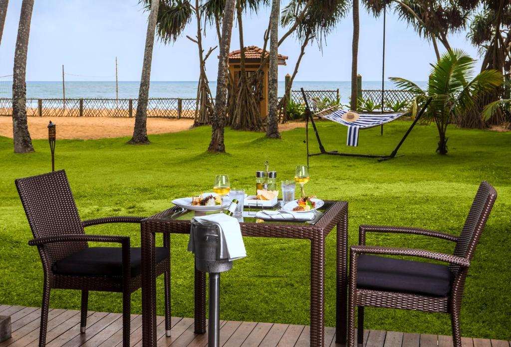卡卢特勒皇家棕榈海滩酒店的一张桌子,上面放着一盘食物和酒杯
