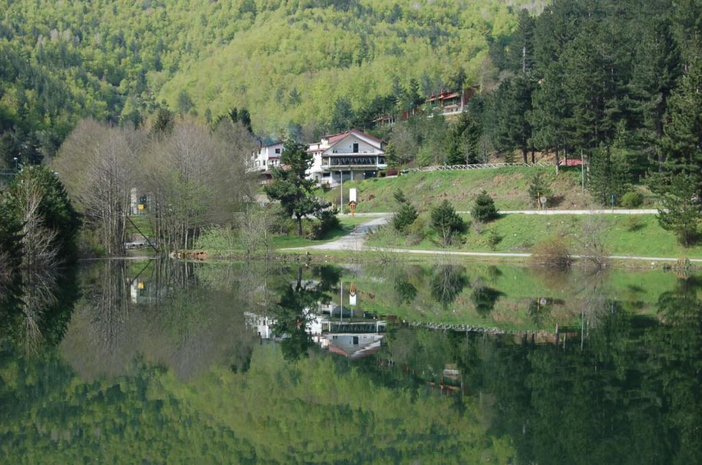 Cotroneihotel lo sciatore的湖畔山顶上的房子