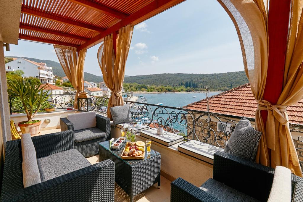 科托尔Villa Adria的阳台配有椅子,享有水景
