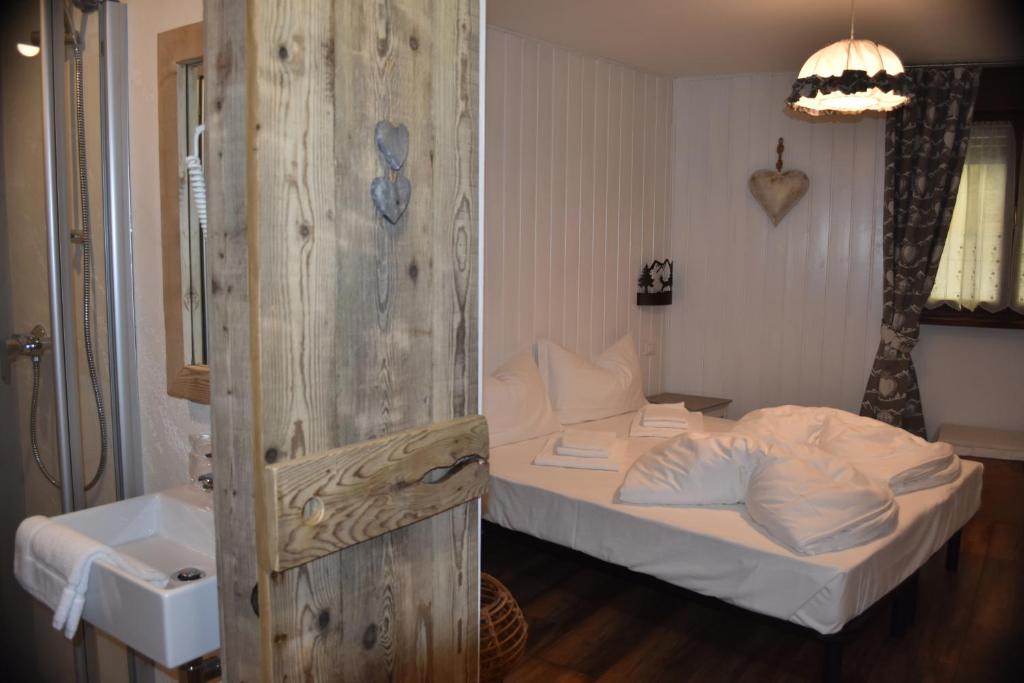 福尔加里亚La Molinela B&B的卧室配有白色的床和水槽