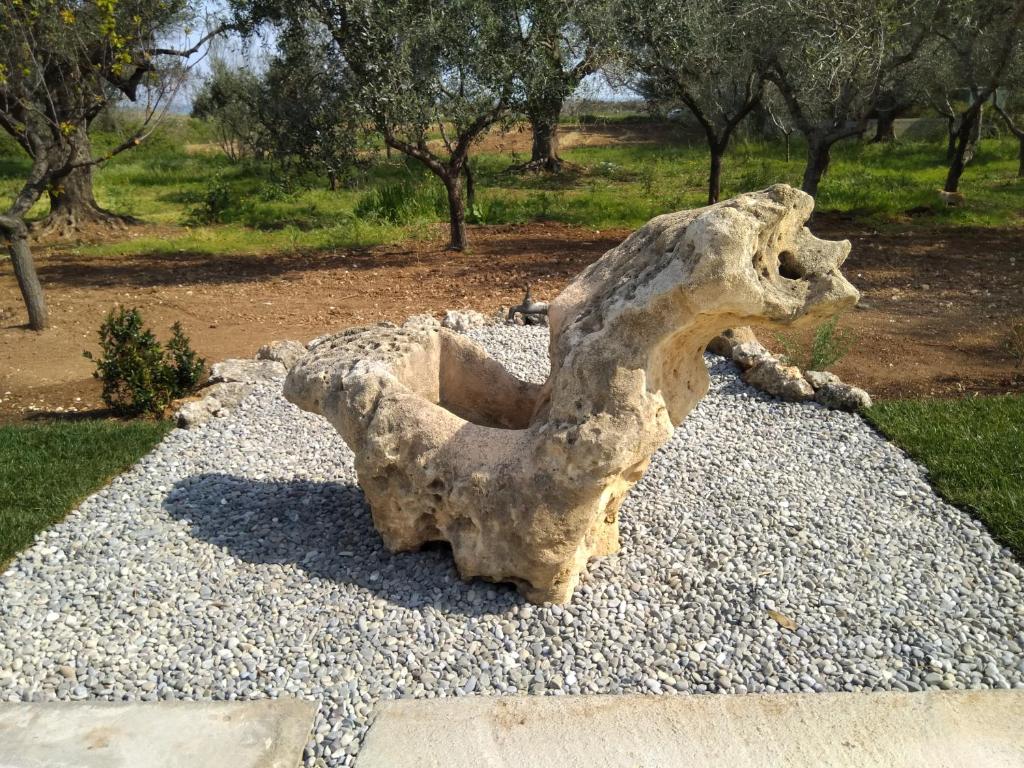 托雷坎内Villa Tuppina的一堆岩石上一只狗的雕像