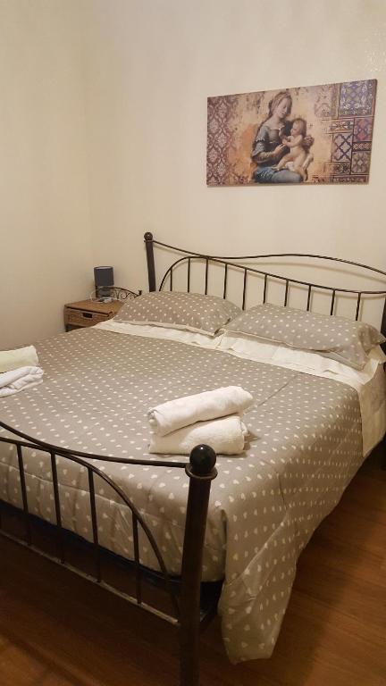 圣特雷莎加卢拉Da Adriana Guesthouse的一间卧室配有一张带白色床单的大床