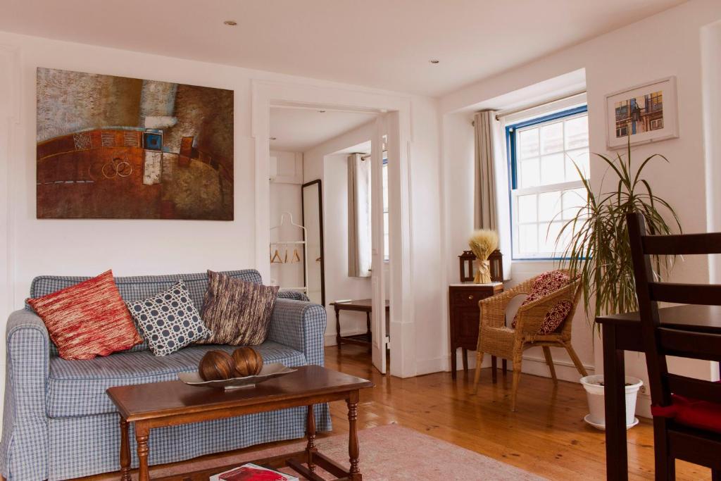 里斯本Like Home by Madrabica的客厅配有沙发和桌子